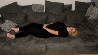 Selbstbefriedigung masturbieren Couch multiple orgasmen stöhnen zittern zucken Fingern Klitoris