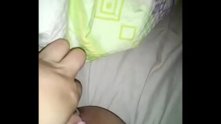 Pürüzsüz genç twink, favori popo tıkacıyla kaygan bir solo yolculuğun keyfini çıkarıyor