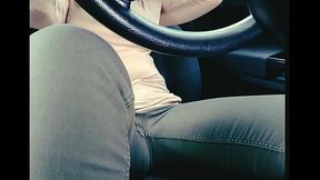 トイレに行きたいのに渋滞にはまってしまいあえなくおもらしをしてしまったお姉さん