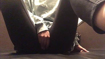 ネカフェでおもちゃ持参してエロ動画見ながらオナニーする女子◯生。