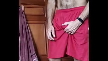 Cara peludo amassa a piroca no short vermelho e goza pra c&acirc_mera