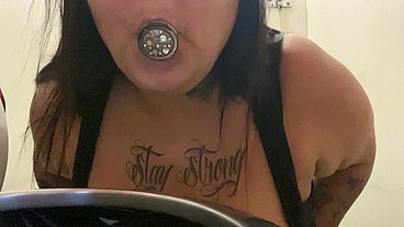 Bbw safada voltou no banheiro do shopping para colocar plug no cu - Mary Jhuana