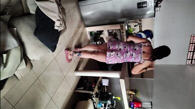 Madre Latina es follada por su joven hijastro en la cocina