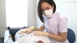 Cosplayer doktor gigi memberikan kerja tangan pesakit memakai topeng dan sarung tangan lateks