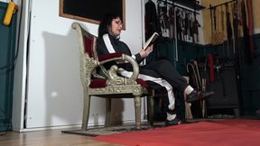 MISTRESS LILY DUPONT : SMELL MY WET FEET IN GUCCI SHOES