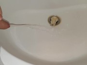 Ragazzo piscia nel lavandino