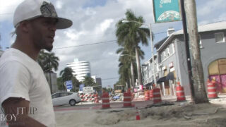 カップルの男友達が深いアナルを激しく突きまくる