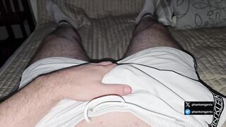 Nach dem Schwimmbad in nassen Badeshorts gewichst – Precum tropft durch den Stoff