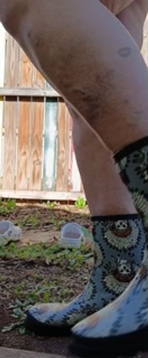 BbW P1SSQUEEN squats to Piss in her Wellies wearing Crocs barefeet