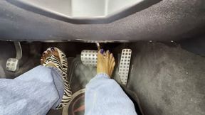 Queen’s Barefoot Flooring DOMINATION In Baggy Jeans!