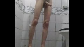 Brincando no banho (Instagram: @fjolnir  / Twitter: @Kwon Night)