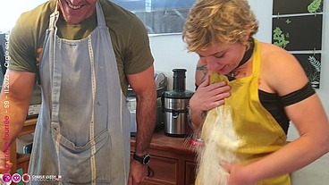 Orgie en cuisine, Charlie ce fait bien fourrée