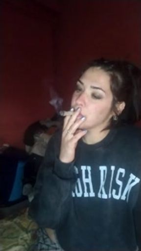 Sexy woman smoke. Chica sexy fumando.
