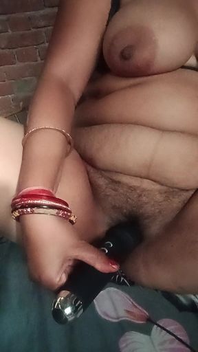 Indian deshi village Housewife masterbating pussy vibrator dildo