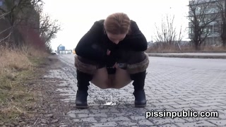 Girls so desperate to empty their bladders piss next to roads
