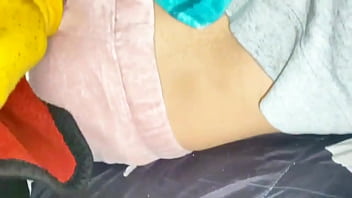 Comparto la cama con mi vecina y le meto toda la verga a media noche