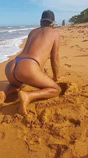 Ladysilva na praia de bikini exibindo sua bunda gostosa