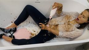 Peeing, jeans and heels filling masturbation!