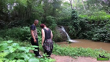 O safado me levou para o riacho dentro do bosque da praça - Mary RedQueen - Rob Carvalho
