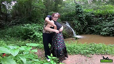 O safado me levou para o riacho dentro do bosque da praça - Mary RedQueen - Rob Carvalho