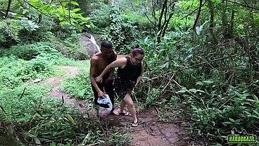 O safado me levou para o riacho dentro do bosque da praça - Mary RedQueen - Rob Carvalho