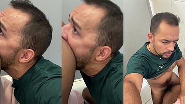 fui comer o cuzinho do meu colega de trabalho no banheiro e ele não aguentou a enorme rola.