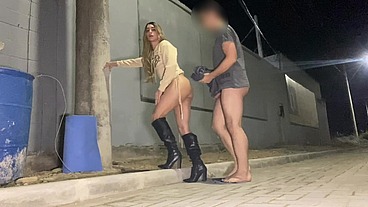 FUDENDO O CUZINHO DA SAFADA NO MEIO DA RUA