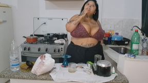 Cadela fumando com os BIG seios na cozinha
