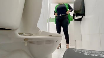 Camara en ba&ntilde_o graba ejecutiva de empresa hotelera