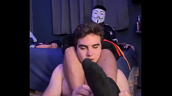 PUTINHA PEDIU PRA SENTIR O CHEIRO DA MINHA SOLA ANTES DE SER ENRRABADO. - PARTE II