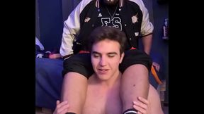 PUTINHA PEDIU PRA SENTIR O CHEIRO DA MINHA SOLA ANTES DE SER ENRRABADO. - PARTE II