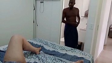 TIFFANY MONTAVANI NAMORADA GOSTOSA DA O CU PRO NEGÃO DOTADO ROLUDO AKILES BLACK DEPOIS DO BANHO E GOZA NO PEITO GIGANTE DELA