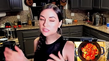 Sasha Grey vendo e fazendo Moqueca de Peixe Baiana