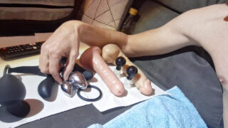 Amateuristische homoseksuele gespierde mannen met grote penissen masturberen, neuken billen met dildo's en anaalpluggen, en spuiten vervolgens hun zaad in hete ejaculaties.