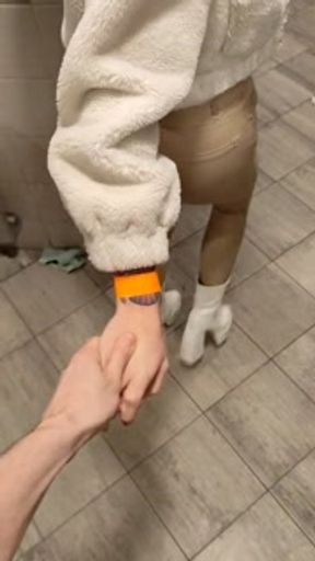 Klubowa Suka obciąga w toalecie i robi głębokie gardło