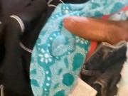 Lleno de semen la toalla de mi tia