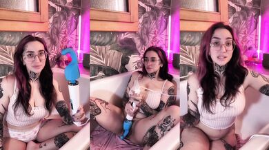 Her tattooed pussy gushes under the magic wand