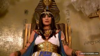 Cleopatra-Cosplayerin wird von treuen Untertanen angefeuert