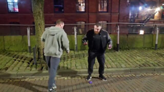 Des hommes bien membrés dominent dans un plan à trois sauvage avec fellations, masturbations et sodomie intense.