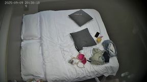 校园清纯女神腰肢柔软叫声动听被掰一字马操喷水1