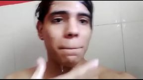 HOMBRE GAY CALIENTE SE HECHA UNA DUCHA EN CLASE