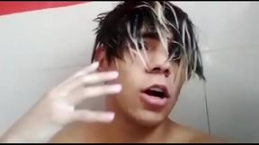 HOMBRE GAY CALIENTE SE HECHA UNA DUCHA EN CLASE