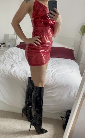 Look at these insanely sexy boots!