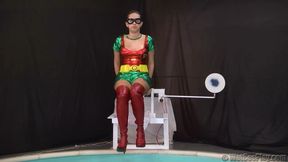 Cosplay Robin plays the dunking game