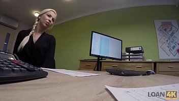 LOAN4K. Der arme Karol tr&auml_umt von einem neuen Auto.