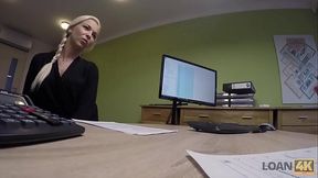 LOAN4K. Der arme Karol tr&auml_umt von einem neuen Auto.