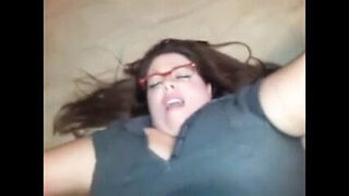 Kalın yapılı amatör iri kadın, şişman kalçasından sertçe beceriliyor.