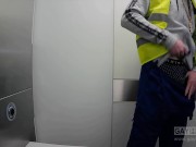 Rico Loko alias Ondrej Seno in toilet (Charlie Reed,Paul Mason,Tony Sweet)