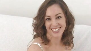Amatør små bryster MILF hore kneppet i hardcore anal gangbang