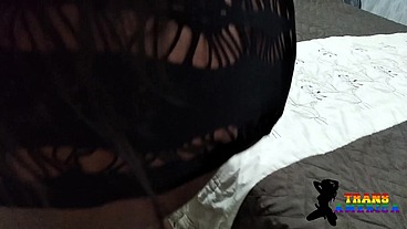 Minha mana saiu cedo e meu cunhado me fudeu na cama dela